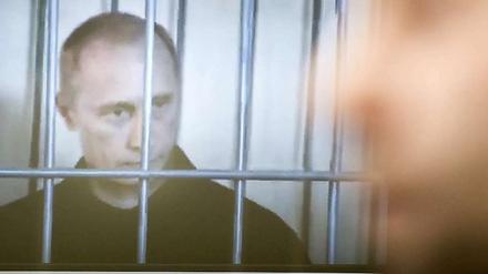 Der russische Regierungschef Wladimir Putin hinter Gittern. Die Video-Montage haben auf Youtube bereits über 1,5 Millionen Menschen angeklickt. 
