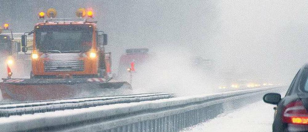 Im winterlichen Einsatz. Nach Schnee und Nieselregen sind die Fahrzeuge der Autobahnmeistereien seit Tagen unermüdlich unterwegs, um die Glätte auf den Fahrbahnen zu beseitigen.