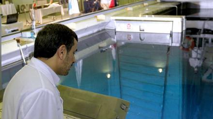 Irans Präsident Mahmud Ahmadinedschad beim Besuch eines neuen nuklearen Reaktors in Teheran.