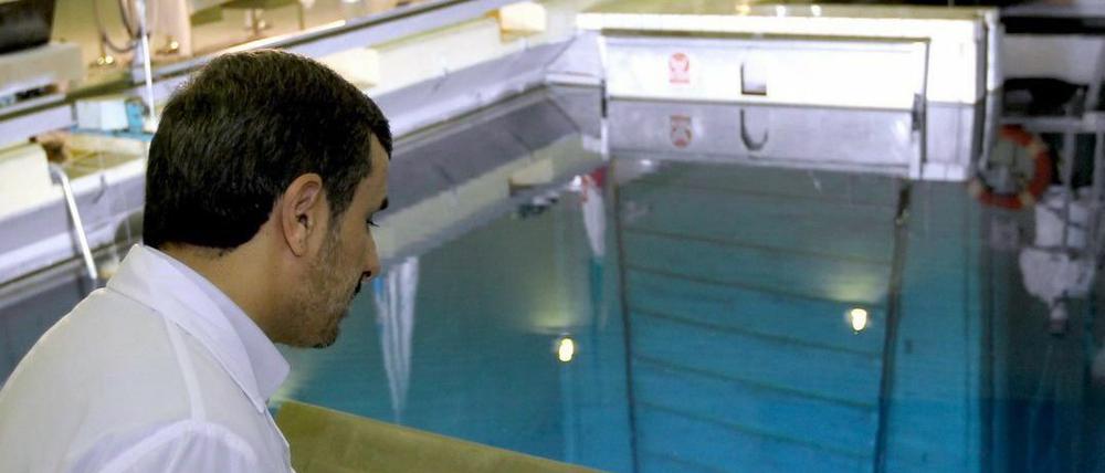 Irans Präsident Mahmud Ahmadinedschad beim Besuch eines neuen nuklearen Reaktors in Teheran.