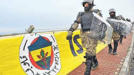 Aufmarsch vor Gericht. Türkische Polizisten bewachen das Gebäude, in dem sich Aziz Yildirim verantworten muss. Foto: AFP