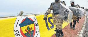 Aufmarsch vor Gericht. Türkische Polizisten bewachen das Gebäude, in dem sich Aziz Yildirim verantworten muss. Foto: AFP