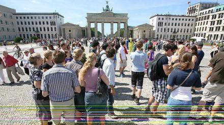 Rummel vor dem Tor: Der Pariser Platz ist ein Muss für alle Touristen.