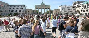 Rummel vor dem Tor: Der Pariser Platz ist ein Muss für alle Touristen.
