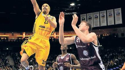 Zu kurz gesprungen. Die Basketballer von Alba Berlin (hier Torin Francis) sind auch aus dem zweiten Pokalwettbewerb vorzeitig ausgeschieden. Foto: dpa