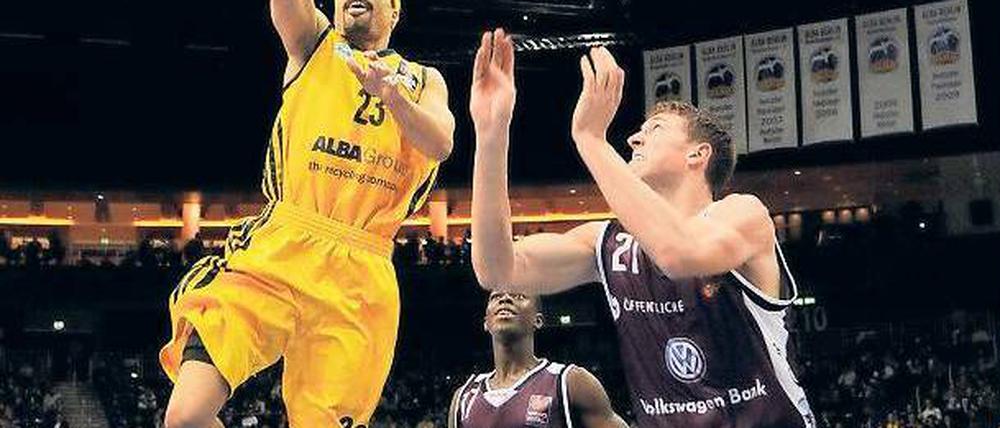 Zu kurz gesprungen. Die Basketballer von Alba Berlin (hier Torin Francis) sind auch aus dem zweiten Pokalwettbewerb vorzeitig ausgeschieden. Foto: dpa