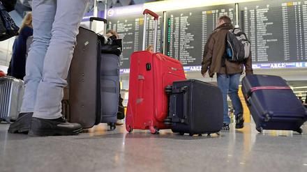 Koffersammlung: Reisende am und zum Frankfurter Flughafen müssen sich mindestens am Donnerstag auf Ausfälle gefasst machen. 