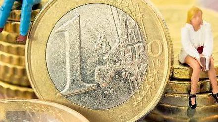 Große und kleine Schulden. Staaten ringen um gute Bonitätsnoten der Ratingagenturen. Verbraucher sind bei der Kreditvergabe auf ein gutes Zeugnis der Schufa angewiesen. Foto: dpa