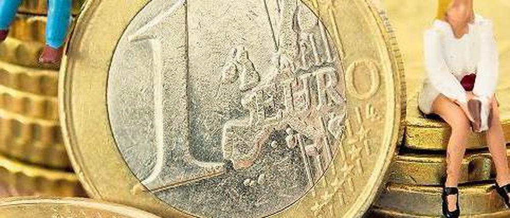 Große und kleine Schulden. Staaten ringen um gute Bonitätsnoten der Ratingagenturen. Verbraucher sind bei der Kreditvergabe auf ein gutes Zeugnis der Schufa angewiesen. Foto: dpa