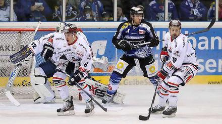 Gewichtiger Spieler. Jonathan Sim (rechts).