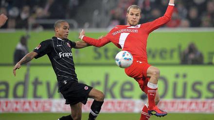 Elfmeterwürdig: Frankfurts Anderson (l) zieht Düsseldorfs Timo Furuholm (rechts) am Trikot und verursacht so einen umstrittenen Elfmeter.