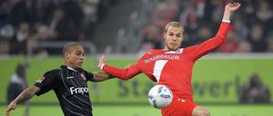 Elfmeterwürdig: Frankfurts Anderson (l) zieht Düsseldorfs Timo Furuholm (rechts) am Trikot und verursacht so einen umstrittenen Elfmeter.