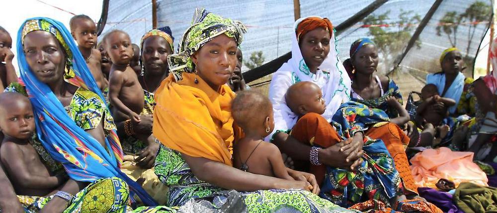 Notlage. In einem Medizin- und Ernährungszentrum in Niger warten Kinder auf Behandlung. 