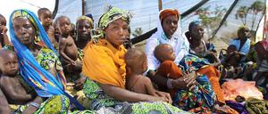 Notlage. In einem Medizin- und Ernährungszentrum in Niger warten Kinder auf Behandlung. 