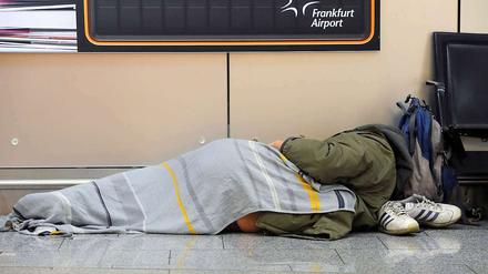 Das kann eine lange Nacht werden. Flugreisende in Frankfurt müssen mit Verspätungen und Ausfällen rechnen.