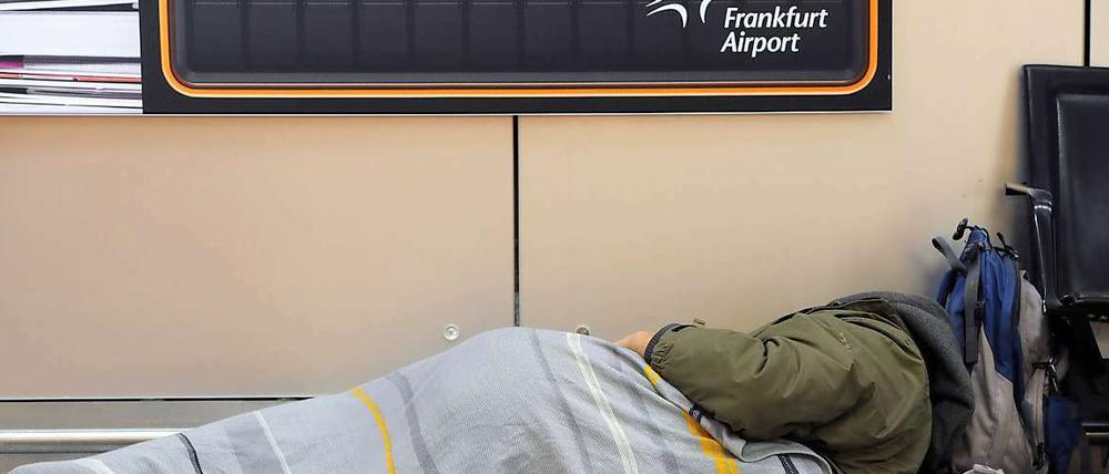 Das kann eine lange Nacht werden. Flugreisende in Frankfurt müssen mit Verspätungen und Ausfällen rechnen.