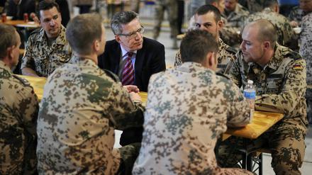 De Maizière mit Bundeswehrsoldaten.