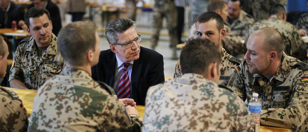 De Maizière mit Bundeswehrsoldaten.