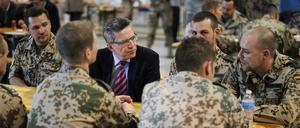 De Maizière mit Bundeswehrsoldaten.