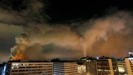 Nach der Sparpaket Abstimmung kam es in Athen zu gewaltsamen Protesten.