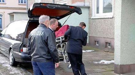 Polizei und Bestatter am Tatort in Rathenow/Brandenburg. 