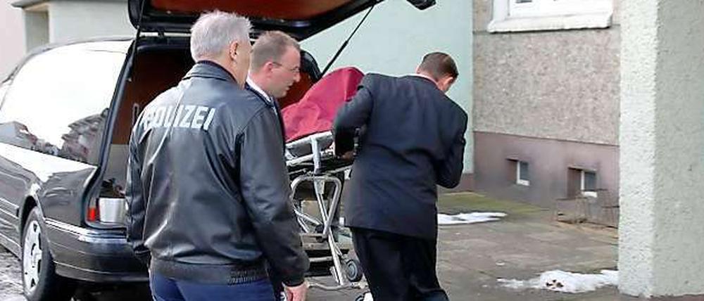 Polizei und Bestatter am Tatort in Rathenow/Brandenburg. 
