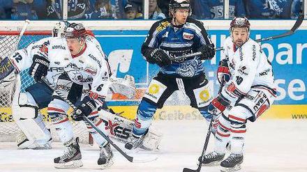 Schwer, aber nicht gewichtig genug. Jonathan Sim (ganz rechts) konnte bisher bei den Eisbären nicht immer überzeugen. Nach fünf Spielen ohne Treffer gelang dem Kanadier nun aber endlich sein erstes Tor für die Berliner. Foto: City-Press