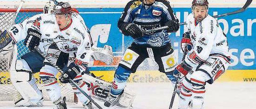 Schwer, aber nicht gewichtig genug. Jonathan Sim (ganz rechts) konnte bisher bei den Eisbären nicht immer überzeugen. Nach fünf Spielen ohne Treffer gelang dem Kanadier nun aber endlich sein erstes Tor für die Berliner. Foto: City-Press