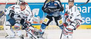 Schwer, aber nicht gewichtig genug. Jonathan Sim (ganz rechts) konnte bisher bei den Eisbären nicht immer überzeugen. Nach fünf Spielen ohne Treffer gelang dem Kanadier nun aber endlich sein erstes Tor für die Berliner. Foto: City-Press