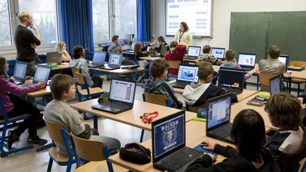 Netbooks im Klassenraum.