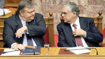 Finanzminister Evangelos Venizelos (li.) und Ministerpräsident Lucas Papademos haben neue Finanzhilfen der internationalen Geldgeber noch nicht sicher.