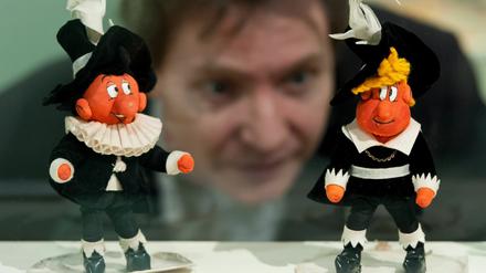 Kunsthandwerk: Zwei Puppen der Comicfiguren Dig und Dag.