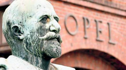 Zu langsam. In Rüsselsheim erinnert eine Büste von Adam Opel an eine große Vergangenheit. Die Zukunft ist ungewiss. Foto: dapd