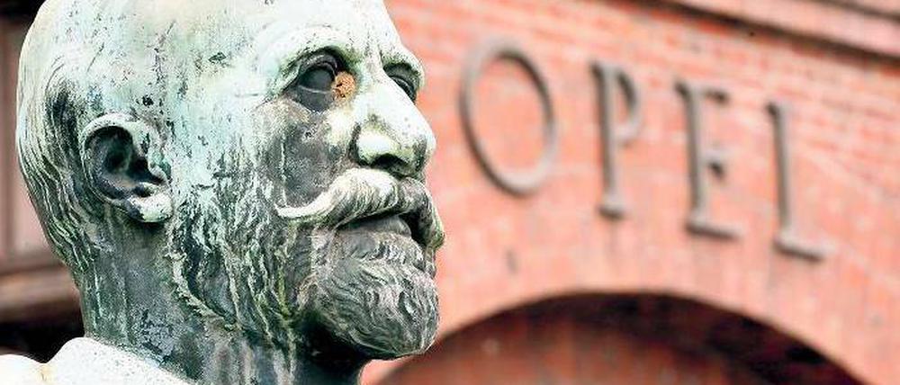 Zu langsam. In Rüsselsheim erinnert eine Büste von Adam Opel an eine große Vergangenheit. Die Zukunft ist ungewiss. Foto: dapd
