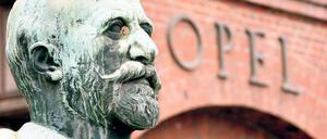 Zu langsam. In Rüsselsheim erinnert eine Büste von Adam Opel an eine große Vergangenheit. Die Zukunft ist ungewiss. Foto: dapd
