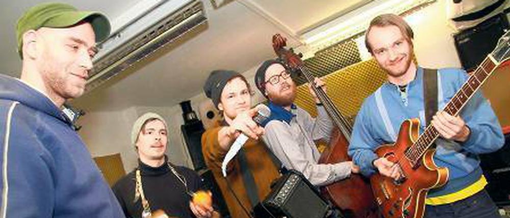 Schräg. Robert Gwisdek (Mitte) hat mit seinem Bruder Hannes (links außen) und Freunden eine Band gegründet. Im Rockhaus in Lichtenberg proben sie. 