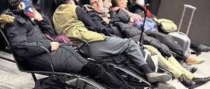 Liegeposition. Wer nicht fliegt, kann es sich wenigstens gemütlich machen. Foto: dpa