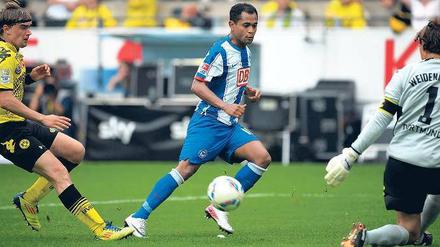 Ach, wie schön war’s im September... Herthas überragender Spielmacher Raffael tanzte die Dortmunder Weidenfeller (r.) und Schmelzer aus und schoss ein spektakuläres Tor. Foto: dapd