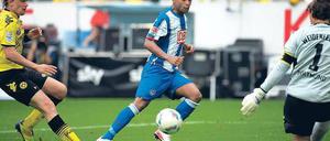 Ach, wie schön war’s im September... Herthas überragender Spielmacher Raffael tanzte die Dortmunder Weidenfeller (r.) und Schmelzer aus und schoss ein spektakuläres Tor. Foto: dapd