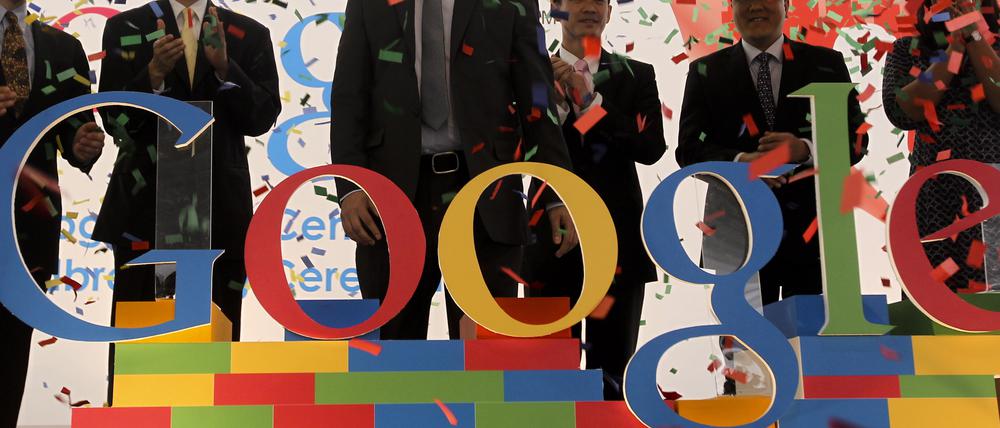 Konfetti. Google-Manager feiern die Grundsteinlegung für ein neues Rechenzentrum in Singapur 2011.