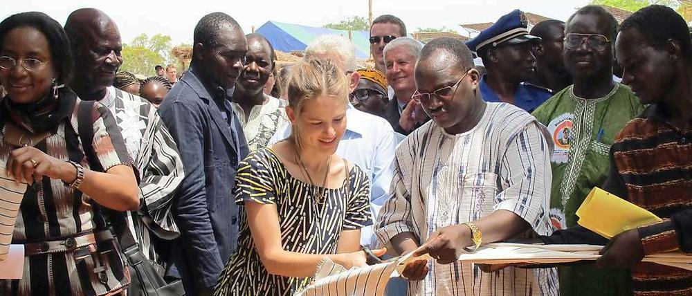 Der verstorbene Regisseur Christoph Schlingensief träumte von einem Operndorf in Afrika. Er wählte dafür ein Dorf in Burkina Faso aus. Seine Witwe Aino Laberenz hat die ersten Gebäude gut 30 Kilometer von der Hauptstadt Ouagadougou im vergangenen Herbst veröffentlicht. 2010 wollte Horst Köhler den Ort besuchen. In wenigen Tagen hätte Christian Wulff anreisen sollen.
