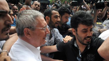 Der Hauptangeklagte Aziz Yildirim (li.).