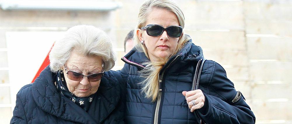 Königin Beatrix und die Frau von Prinz Johan Friso, Mabel, auf dem Weg ins Krankenhaus.