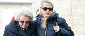 Königin Beatrix und die Frau von Prinz Johan Friso, Mabel, auf dem Weg ins Krankenhaus.