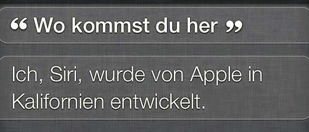 Siri, die neue Sprachassistentin im iPhone versteht ihren Besitzer. Sie kann auf Befehl Termine planen, Nachrichten verschicken, das Wetter voraussagen und vieles mehr. Das verspricht zumindest der Werbeclip. In der deutschen Version enttäuscht das Programm aber zunächst. In dieser Bilderstrecke sehen Sie, warum. Wir haben Siri mit einigen kniffligen Fragen konfrontiert. Wo sie herkommt, weiß Siri...