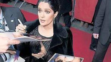 Salma Hayek macht Überstunden für die Fans. Die Giraffe