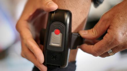 Alles unter Kontrolle: So sieht die elektronische Fußfessel aus, die künftig auch in Berlin eingesetzt werden soll.