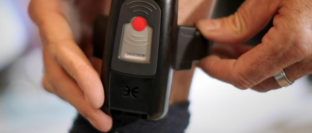 Alles unter Kontrolle: So sieht die elektronische Fußfessel aus, die künftig auch in Berlin eingesetzt werden soll.