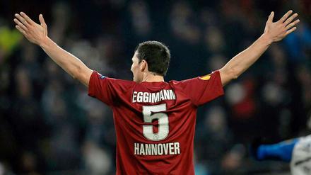 Grund zum Jubeln für Abwehrspieler Mario Eggimann und seine Hannoveraner.