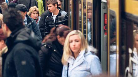 Umsteigen. Die S-Bahn war besonders gefordert, die Züge waren voll. Zeitweise geriet der Fahrplan auf der Stadtbahn durcheinander. 